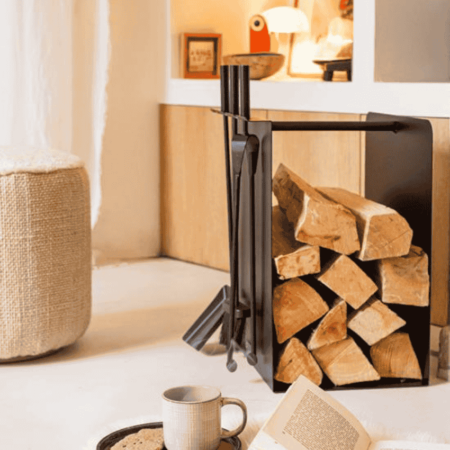 Serviteur range bûches