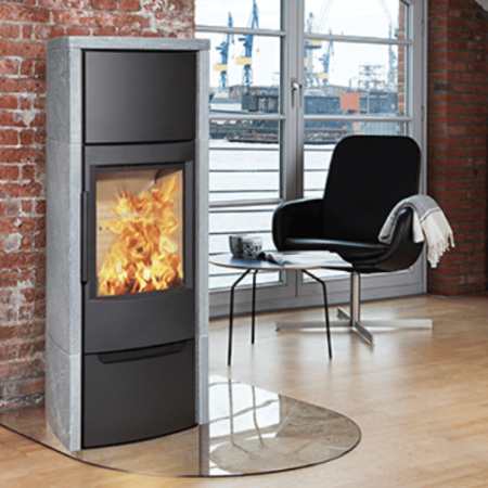 poele bois miro 6 dans salon avec habillage pierre