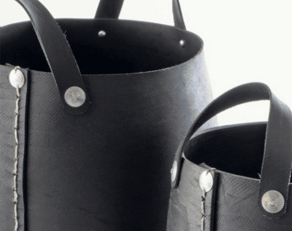 zoom sur des paniers à anses gigognes en pneu recyclé